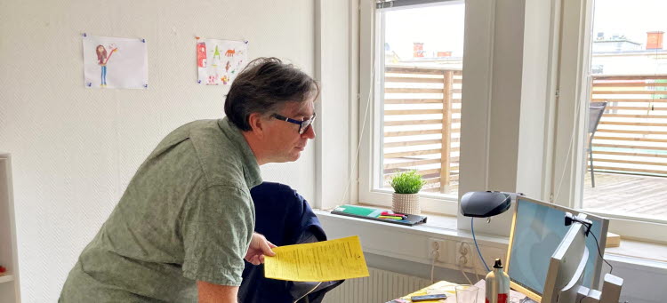 Mathias som arbetar på sitt kontor.