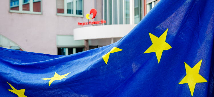 En EU-flagga utanför Regionhusets entré i Kalmar.