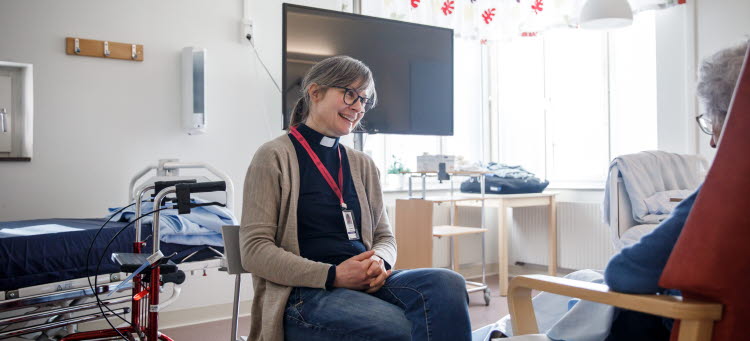 Sjukhusprästen Johanna Broselid samtalar med en patient på Geriatriska kliniken.