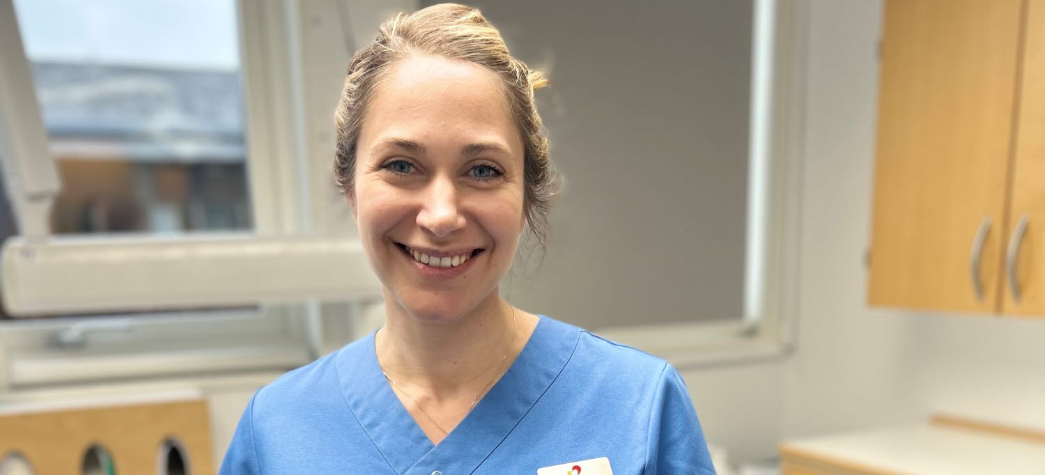 Kvinnlig medarbetare inom tandvården.