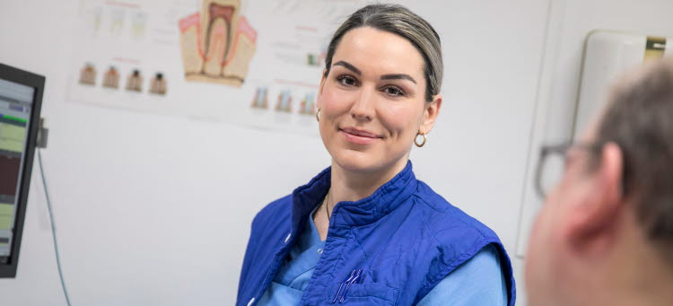 Kvinna som arbetar i tandvården.