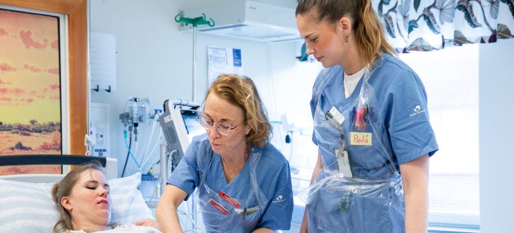 Barnmorskestudent med handledare undersöker patient