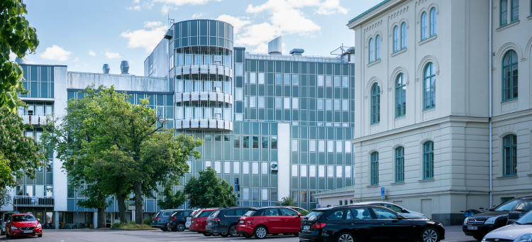 Bild på Västerviks sjukhus och en flygeln på Ellen Keyskolan i förgrunden.