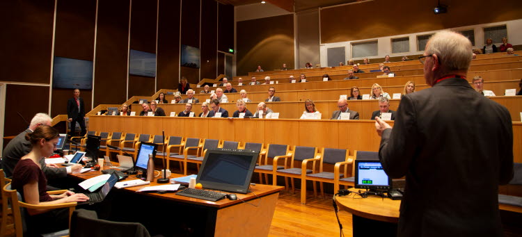 Sammanträdessal med åhörare.