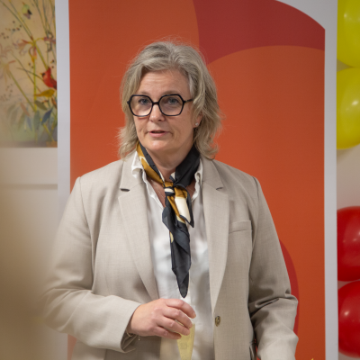 Pernilla Strömberg, avdelningschef, med ett glas i handen invigningstalar.
