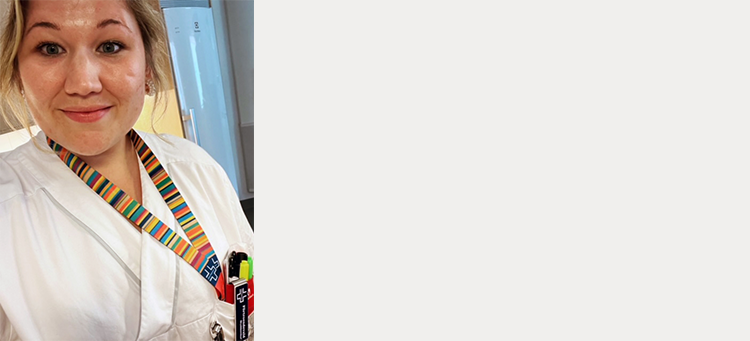 Sjuksköterska ser in i kameran och ler. 