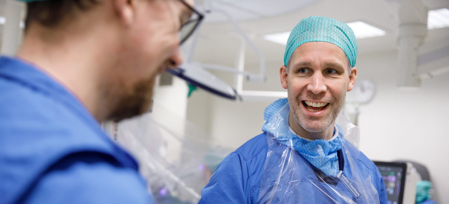 två operationsklädda medarbetare pratar