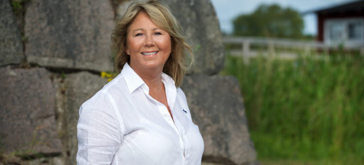 Bild på Ingeborg Eriksson som står framför en mur vid Kattrumpan i Kalmar.