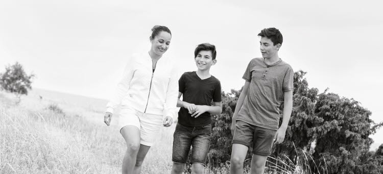 Tre personer som promenerar utomhus.