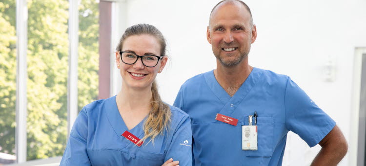 Två läkare som står bredvid varandra 